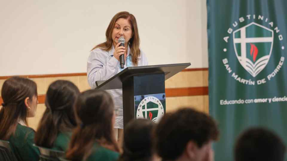 Patricia Mejía en su labor docente